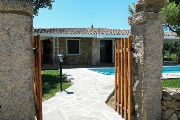 Seitlicher Eingang mit Blick auf Pool